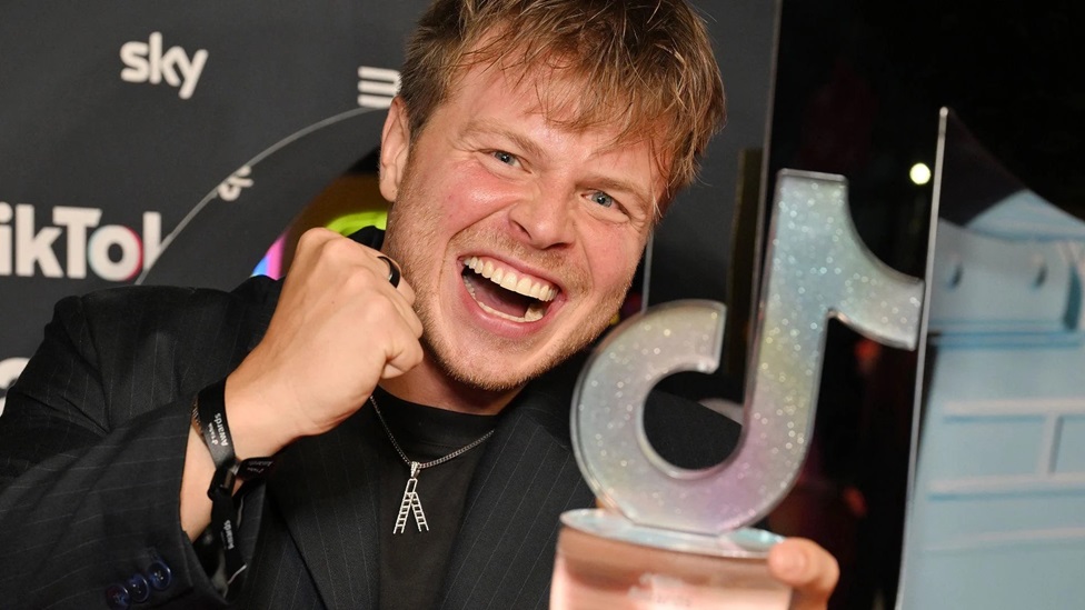Max Klymenko : වසරේ TikTok තරුව යුක්රේනයේ ආච්චිට ස්තූති කරයි