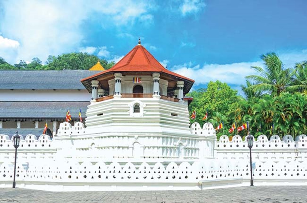 ශ්‍රී දළඳා මාළිගාවේ දියවඩන නිලමේ නිලවරණය උණුසුම් වන හැඩ