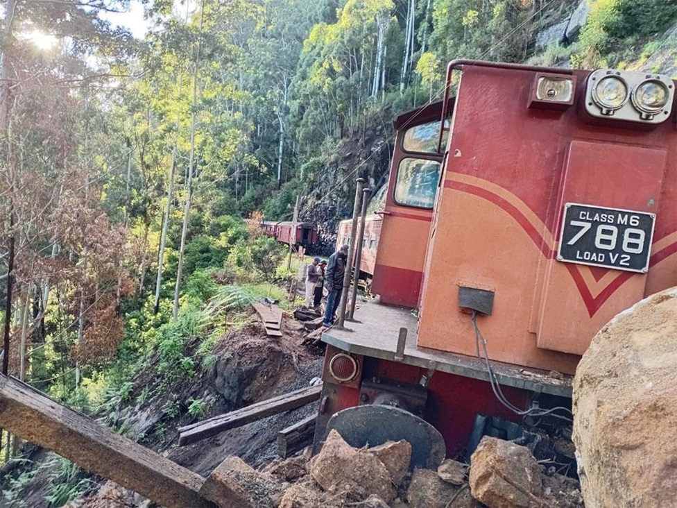 නායයෑමක් හේතුවෙන් උඩරට දුම්රිය සීමා කෙරේ
