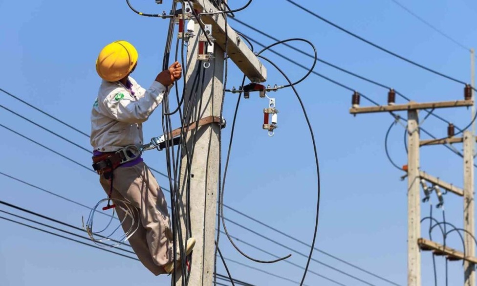 රට පුරා විදුලි සැපයුමට දැඩි බාධා – කිලෝවොට් 132,000ක ප්‍රධාන සම්ප්‍රේෂණ මාර්ගයක් බිඳ වැටිලා
