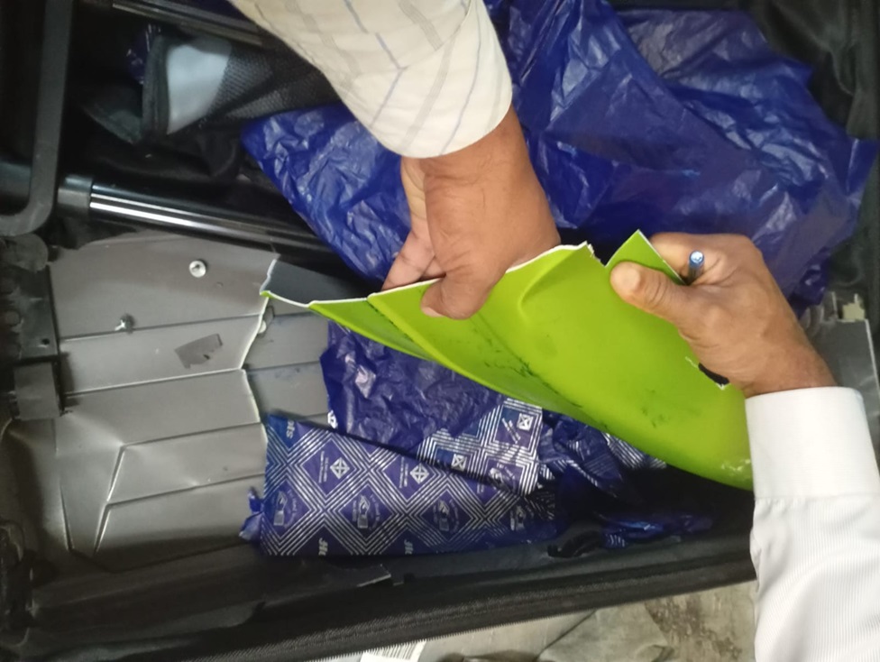 කෝටි හතරක කුෂ් තොගයක් කටුනායකින් පන්නන්න ගිය හතරක් අත්අඩංගුවට