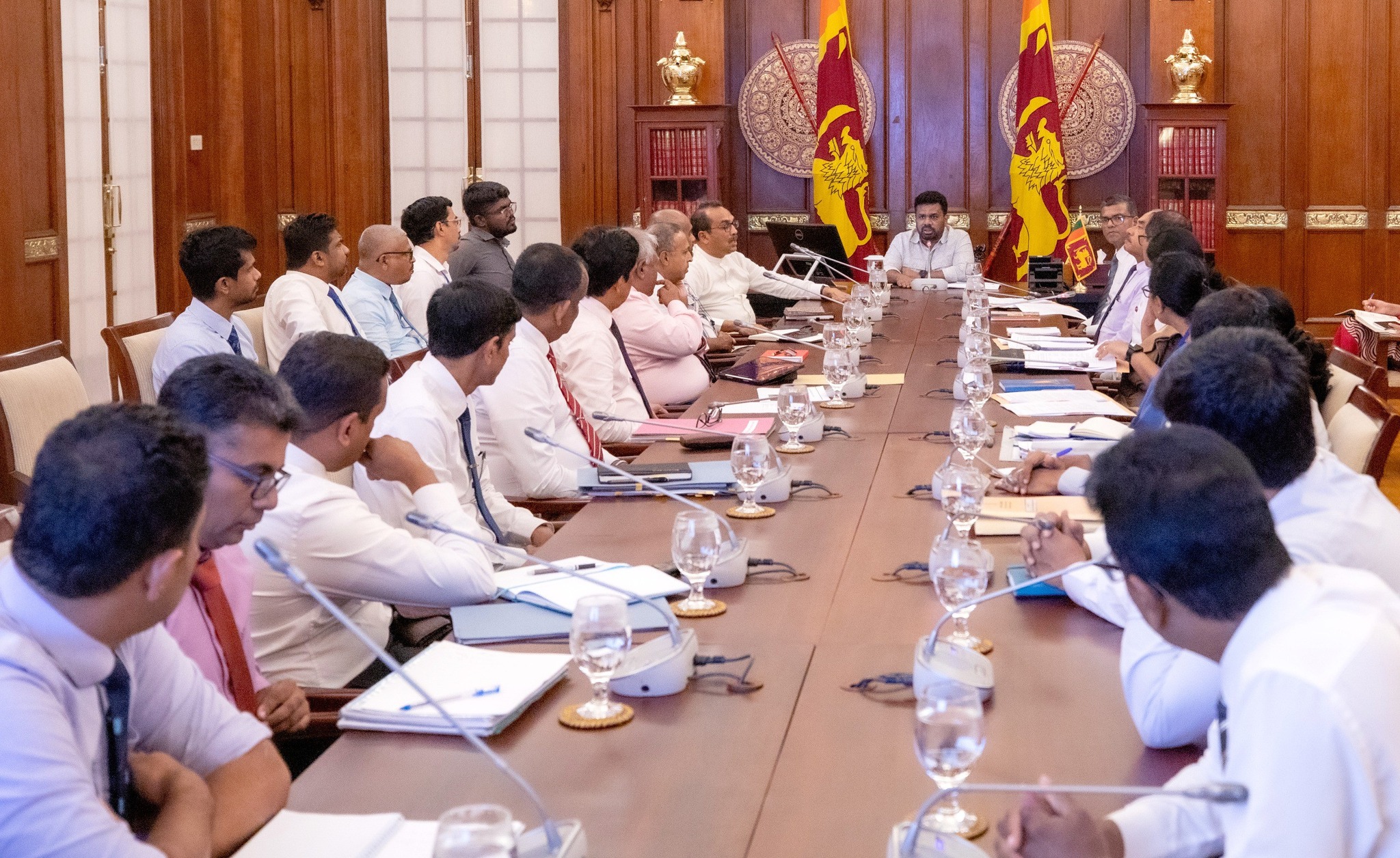 ජනපති සහ මාර්ග සංවර්ධන අධිකාරියේ ඉංජිනේරුවන් අතර සාකච්ඡාවක්