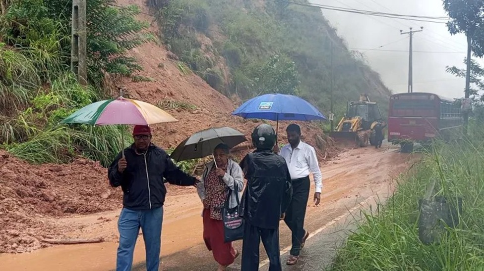 නුවරඑළිය සහ අනුරාධපුරට යන එන සියලු මාර්ග අවහිර වෙලා – රටපුරා මාර්ග 206කුත් ඒ අතර