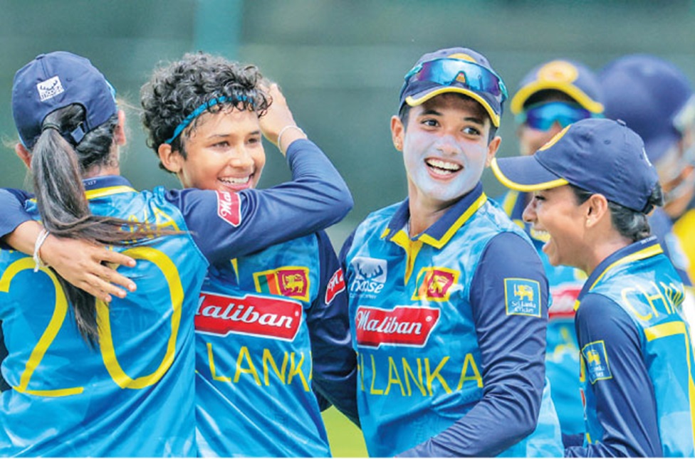 අසේනි තලගුණේගෙන් කඩුලු ත්‍රිත්වයක්