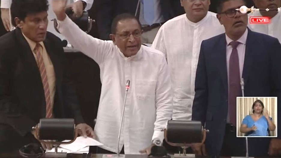 ආපදා කළමනාකරණය පිළිබඳ උණුසුම් වචන හුවමාරුවකින් පසු විපක්ෂය පාර්ලිමේන්තුවෙන් පිටව යයි