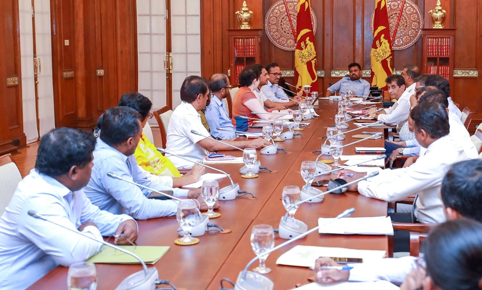 ජනපති සහ කර්මාන්ත අමාත්‍යාංශයේ නිලධාරීන් අතර හමුවක්