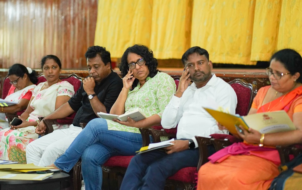 පාසල් නැවත ආරම්භ කිරීමේ දී අවධානය යොමු කළ යුතු වැදගත්ම පියවර ගැන අගමැතිනිය අවධාරණය කරයි