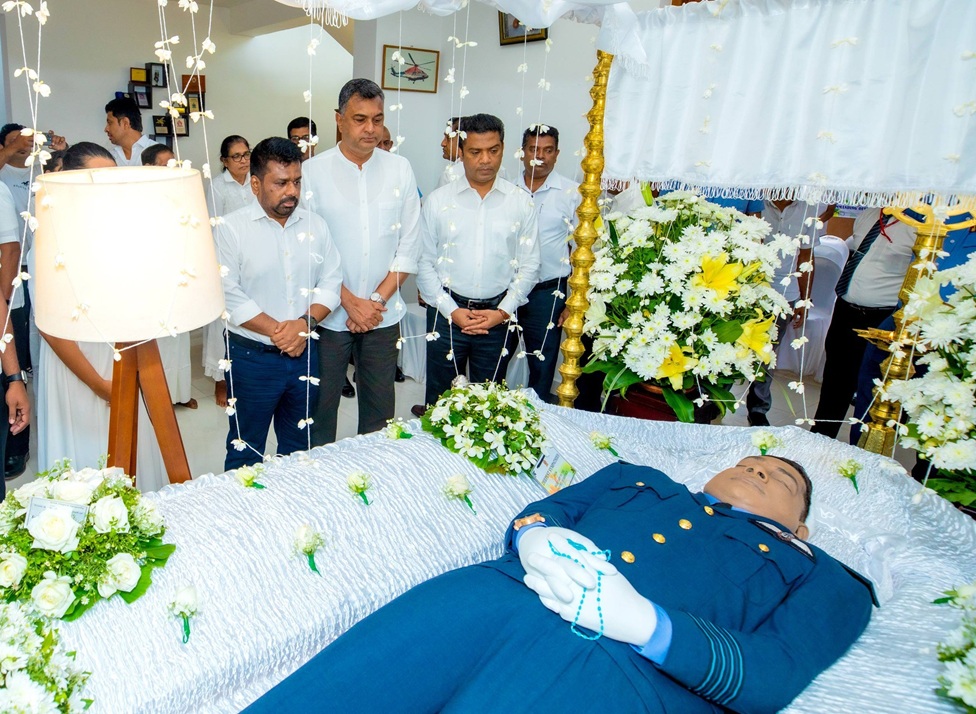 ජනාධිපති අනුර ගෲප් කපිතාන් නිර්මාල් සියඹලාපිටියගේ දේහයට අවසන් ගෞරව දක්වයි
