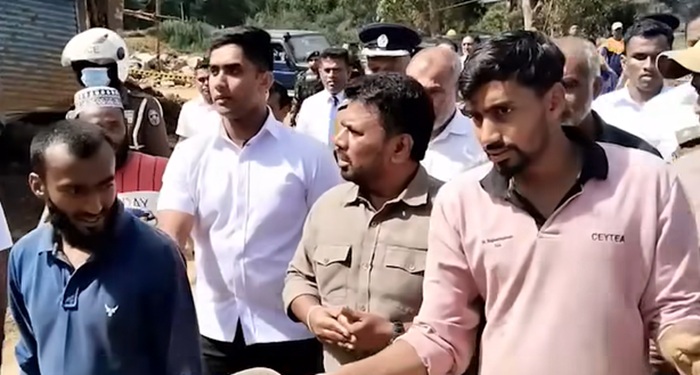 ජනපති අනුර රේන්දපොල නායයෑමට ලක් වූ ප්‍රදේශයේ නිරීක්ෂණ චාරිකාවක