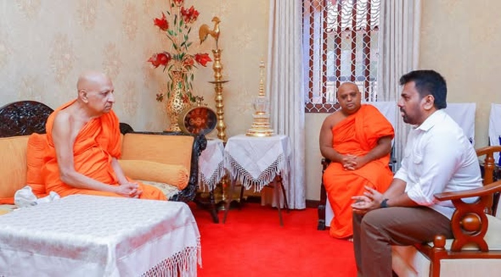 ජනපති අනුර මල්වතු සහ අස්ගිරි නාහිමිවරු බැහැ දකියි