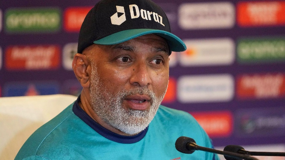 හිටපු ප්‍රධාන පුහුණුකරු චන්දික හතුරුසිංහ ශ්‍රී ලංකා ක්‍රිකට් ආයතනයට එරෙහිව නඩු පවරයි