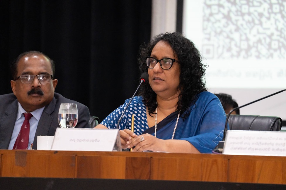 සංවර්ධන ව්‍යාපෘති සඳහා ටෙන්ඩර් ලබා දීමේ දී අනිවාර්ය කොන්දේසි ගැන අගමැතිනිය කියයි