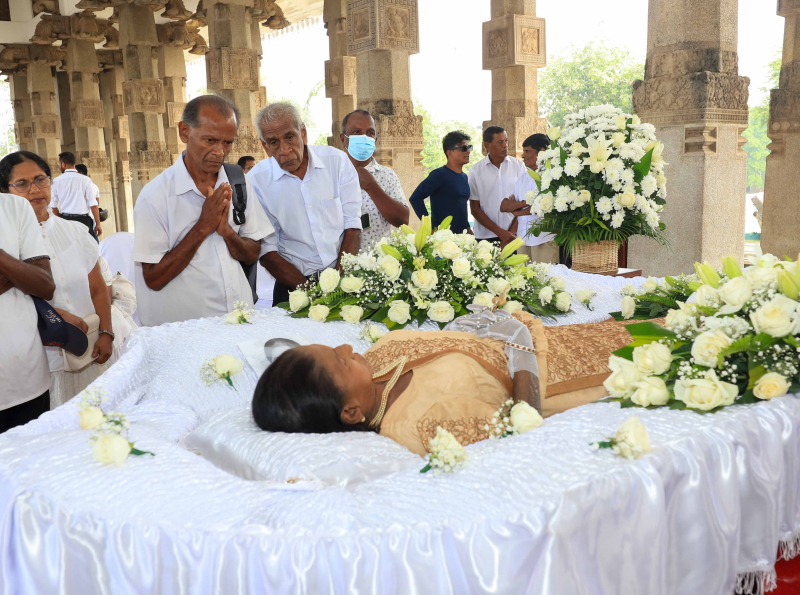 සෝ සුසුම් මැද ගී රැජින සමුගනියි