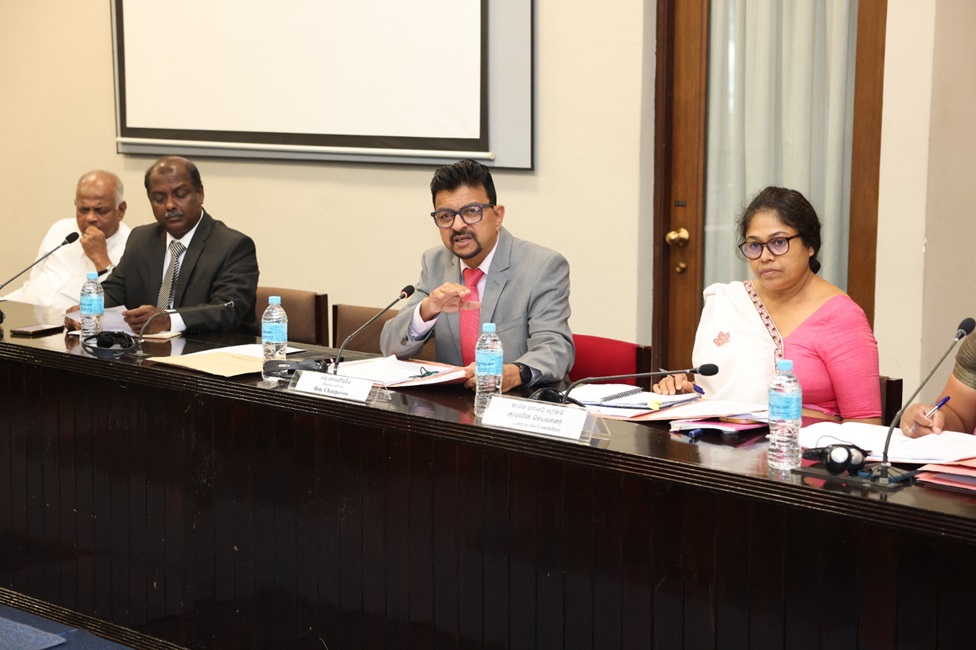 විදුහල්පතිවරුන්ගේ ස්ථානමාරු ක්‍රියාත්මක කිරීම සහ ඊට අදාළ කටයුතු පිළිබඳ පාර්ලිමේන්තු අනුකාරක සභාවේදී සාකච්ඡා