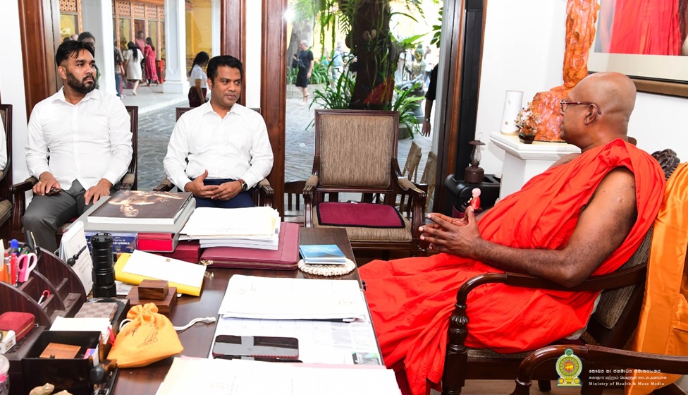 ගංගාරාම විහාරස්ථානයේ සර්වඥ ධාතු ප්‍රදර්ශනය: ඇමති නලින්ද සහ කිරින්දේ අස්සජී නාහිමියන් අතර විශේෂ සාකච්ඡාවක්