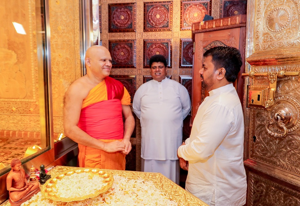ජනපති නව වසරේ ඓතිහාසික දළදා සමිඳුන් වැඳ පුදාගෙන මල්වතු, අස්ගිරි මහා නා හිමිවරුන්ද බැහැදකී