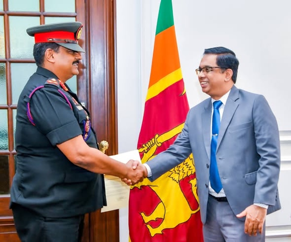 ත්‍රිවිධ හමුදාවේ සියලු නිලයන්ගේ දිනක වැටුප ලෙස රුපියල් මිලියන 372 ක් ‘Rebuilding Sri Lanka’ අරමුදලට