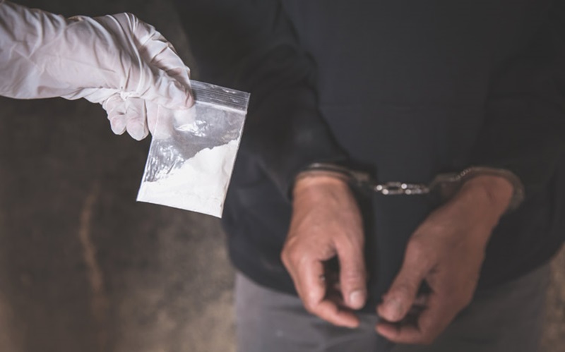 හෙරෝයින් සහ අයිස් සන්තකයේ තබා ගෙන සිටි තිදෙනෙක් අත්අඩංගුවට