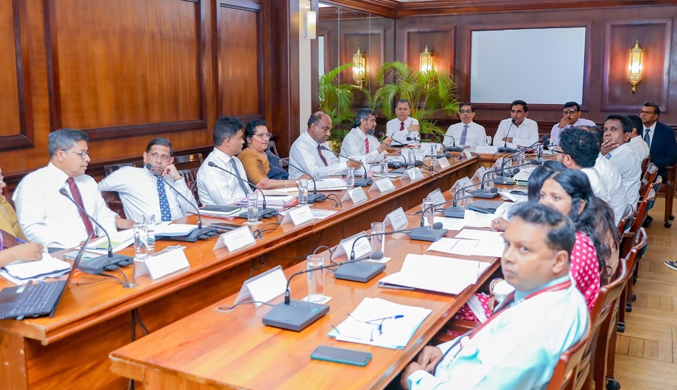 දිට්වා සුළි කුණාටුවෙන් නිවාස අහිමි වූවන් නැවත පදිංචි කිරීමේ වැඩපිළිවෙළෙහි ප්‍රගතිය දිස්ත්‍රික් මට්ටමින් විමසා බැලේ