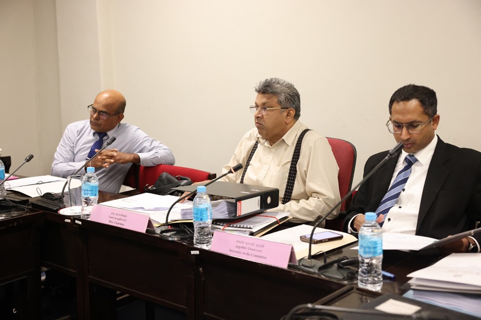 බහාලුම් 323ක් පිටකිරීමේ සිද්ධිය: රේගුවේ අධ්‍යක්ෂ ජනරාල් විශේෂ කාරක සභාවට හමුවට