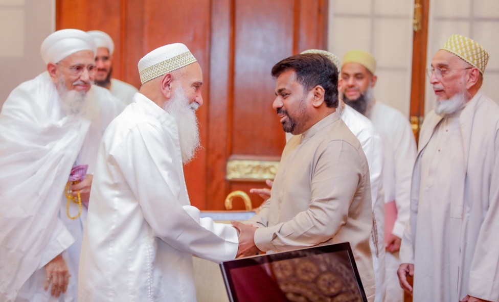 බෝරා ප්‍රජාවේ නායක සහ ජනපති අතර හමුවක්