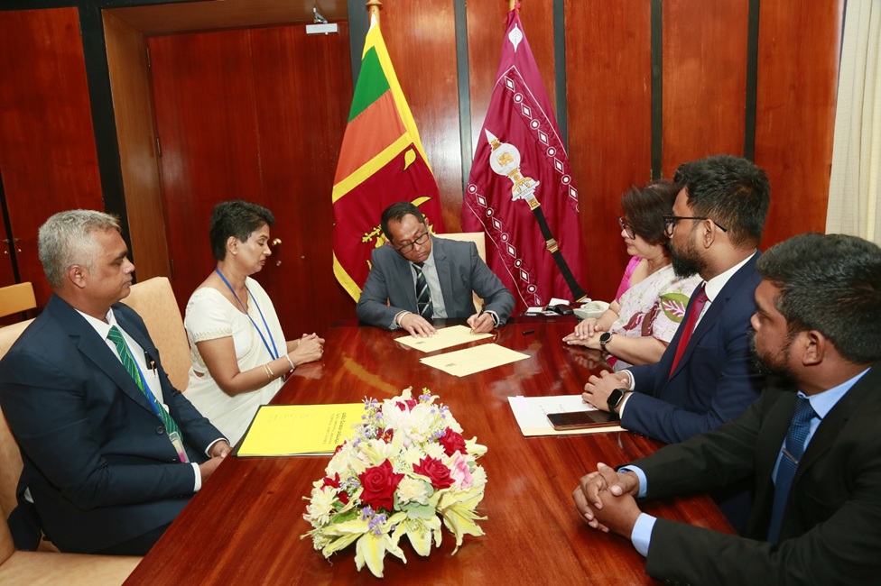 නව විගණකාධිපති සමුදිකා ජයරත්න කථානායකවරයා ඉදිරියේ රහස්‍යතාව පිළිබඳ දිවුරුම ලබා දෙයි