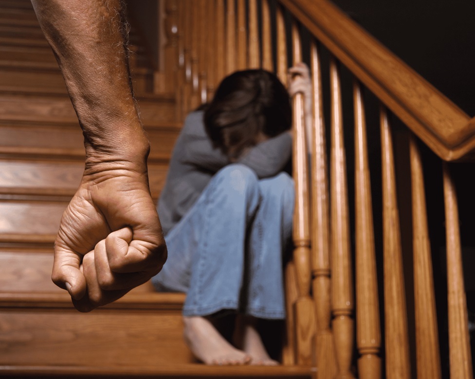 කුඩා දියණියට පහර දෙමින් වීඩියෝ ගත කර විදෙස් ගත බිරිඳ පෙන්නූ සැමියා අත්අඩංගුවට