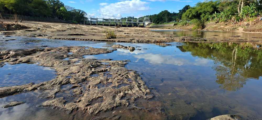 ජල පෝෂකවලට වර්ෂාව නොලැබීමෙන් පොල්ගොල්ල ජලාශ සිඳීලා